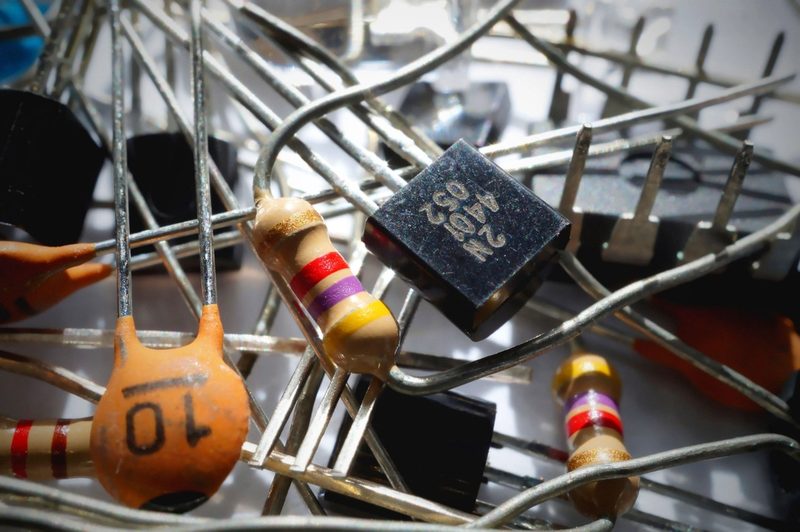 Electronic components - capacitors and resistors